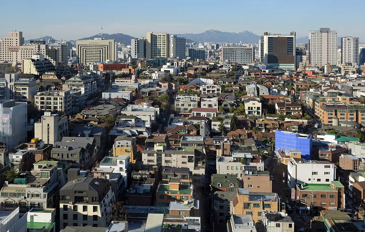 낮은 건물과 고층 건물이 어우러진 강남 도심 풍경
