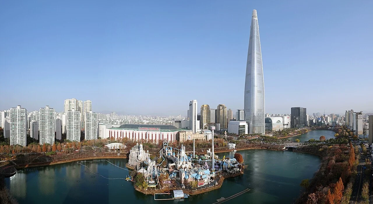 호수 너머로 보이는 롯데월드타워와 매직아일랜드