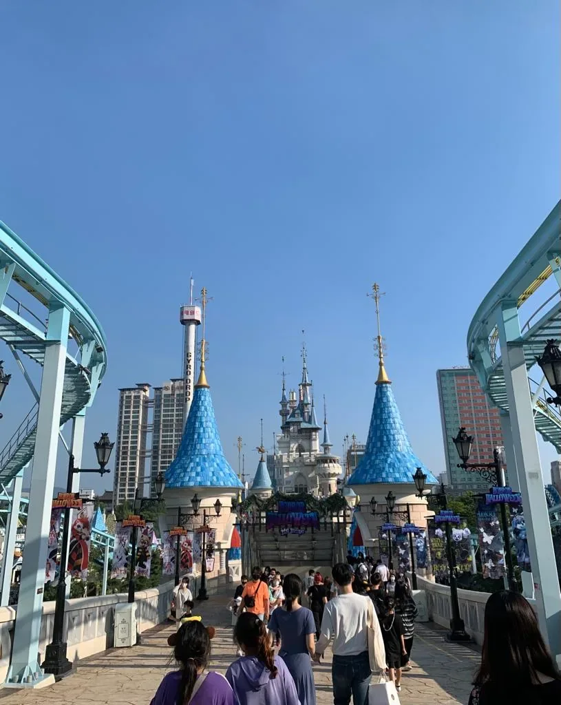 롯데월드 매직캐슬로 이어지는 야외 통로와 방문객