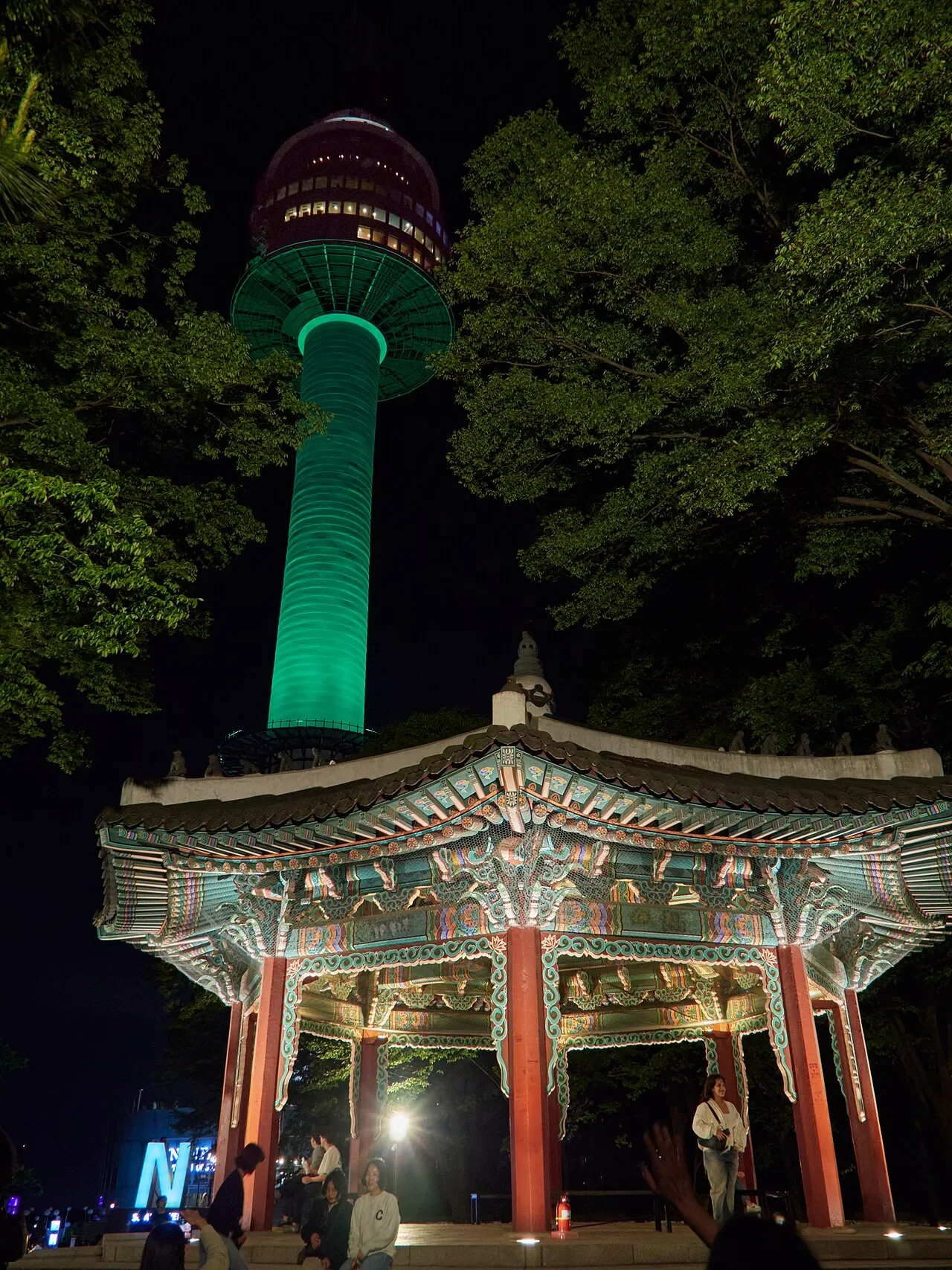 밤에 조명이 켜진 N서울타워와 정자