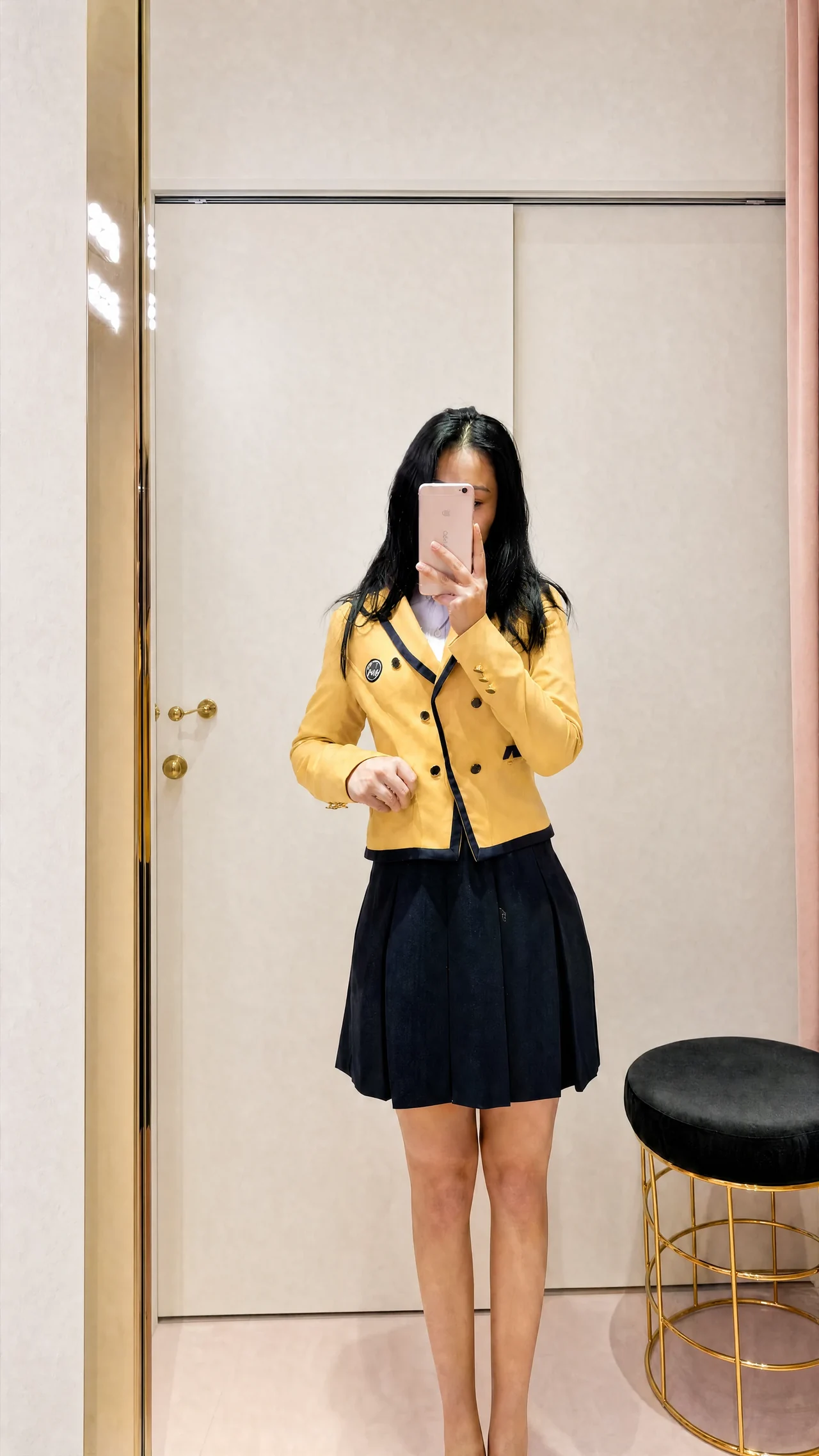 서울공연예술고등학교의 노란색 교복 재킷과 남색 치마를 입고 서 있는 모습